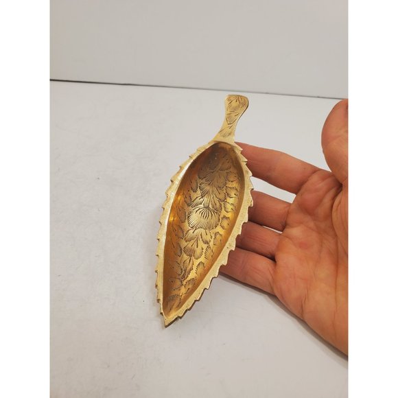 Solid brass vintage floral / flower / plant leaf design tray / ashtray|| India - Picture 2 of 10